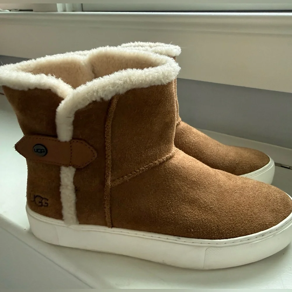 UGGs RARE Sherpa lined booties -  EUC!!!! size 9
